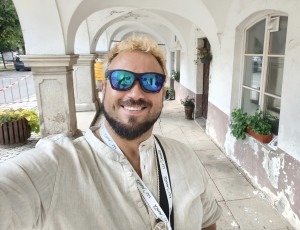 Robert Główczyk (z prawej) w rozmowie z IV Sudeckiego Festiwalu Historycznego "Kroniki Odkrywców" Czy Kamienna Góra wykorzystuje swój historyczny potencjał?