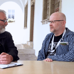 dr Daniel Wojtucki podczas wywiadu z Robertem Czepielewskim na IV Sudeckim Festiwalu Historycznym Prawo, kaci, szubienice i defenestracja na Śląsku w XVI i XVII w.