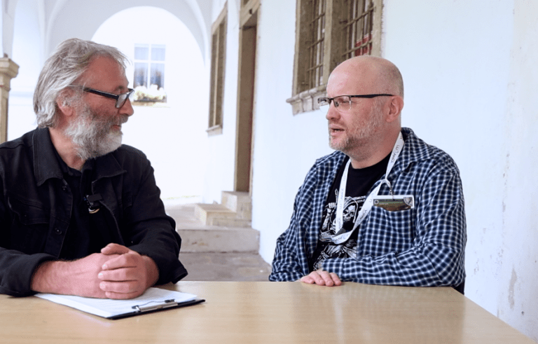 dr Daniel Wojtucki podczas wywiadu z Robertem Czepielewskim na IV Sudeckim Festiwalu Historycznym Prawo, kaci, szubienice i defenestracja na Śląsku w XVI i XVII w.