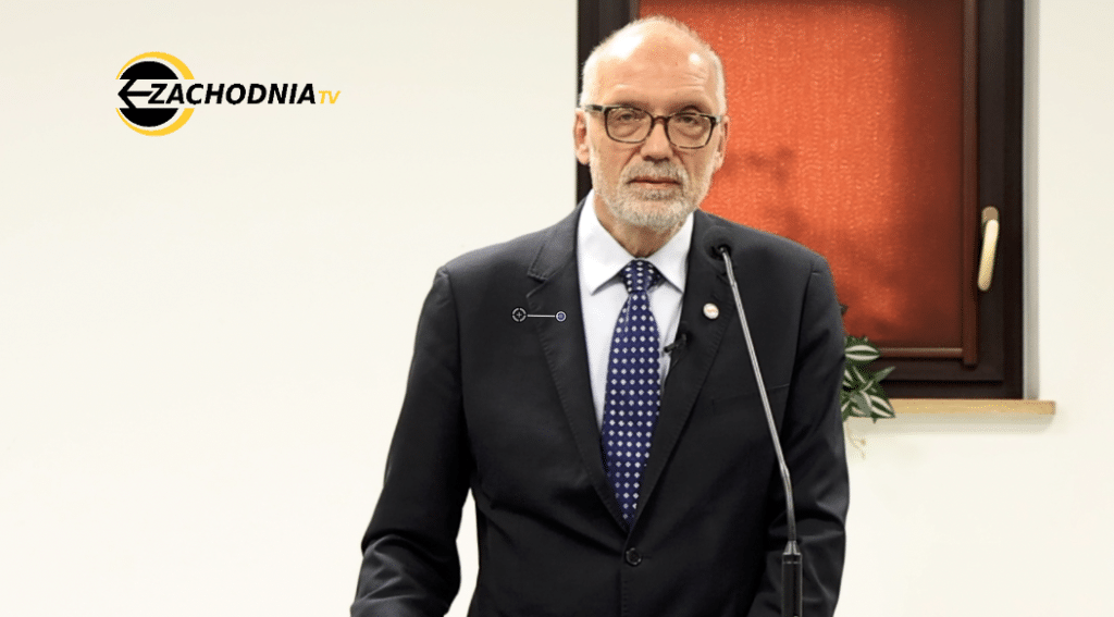 Profesor Andrzej Nowak przemawiający podczas wykładu „Polska na przełomie dziejów” w sali Zespołu Szkół Katolickich im. św. Pankracego w Jeleniej Górze.