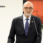 Profesor Andrzej Nowak przemawiający podczas wykładu „Polska na przełomie dziejów” w sali Zespołu Szkół Katolickich im. św. Pankracego w Jeleniej Górze.