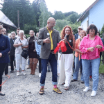 Zdjęcie przedstawia wydarzenia Uliczka im. Ericha Fuchsa w Przesiece. Niezwykły artysta Karkonoszy ocalony od zapomnienia.
