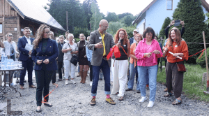 Zdjęcie przedstawia wydarzenia Uliczka im. Ericha Fuchsa w Przesiece. Niezwykły artysta Karkonoszy ocalony od zapomnienia.