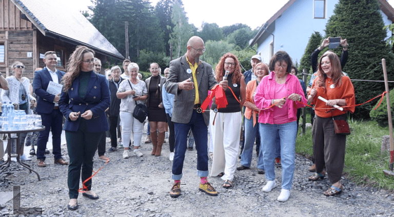 Zdjęcie przedstawia wydarzenia Uliczka im. Ericha Fuchsa w Przesiece. Niezwykły artysta Karkonoszy ocalony od zapomnienia.
