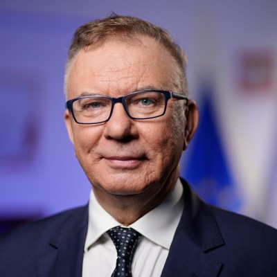 Prezes Rady Przedsiębiorców Adam Abramowicz w studiu telewizji [podejrzany link usunięty] podczas rozmowy o kosztach L4 i ZUS